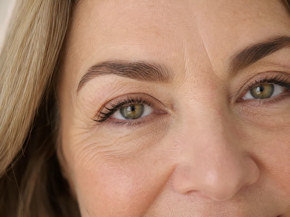 Região dos olhos de uma mulher madura com textura natural da pele